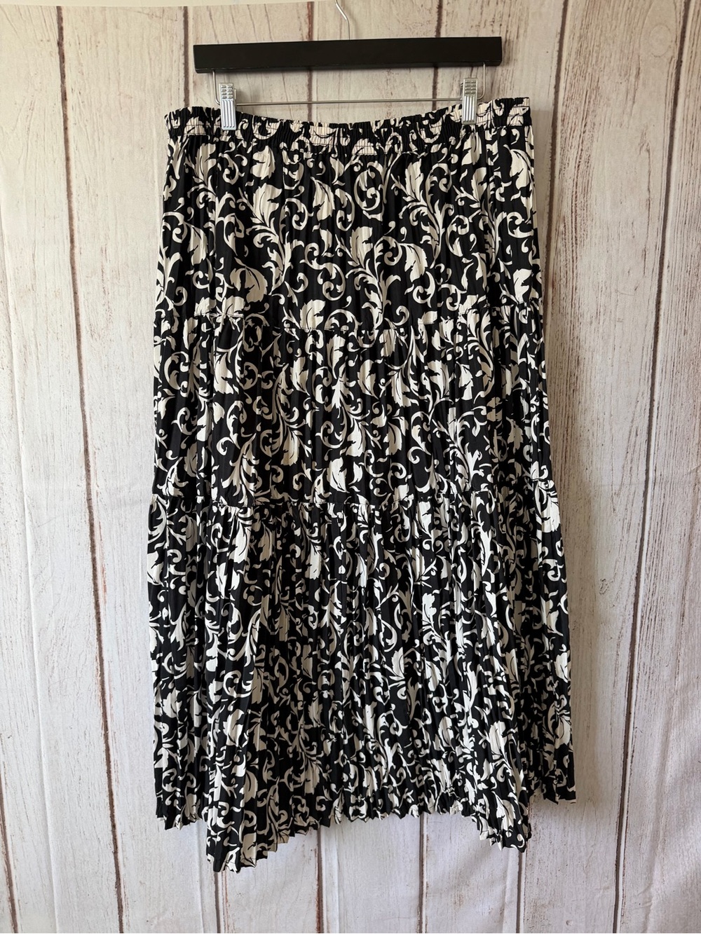 Cattlelac Ranch Black & White Damask Print Tiered Broomstick
Maxi Skirt Size L